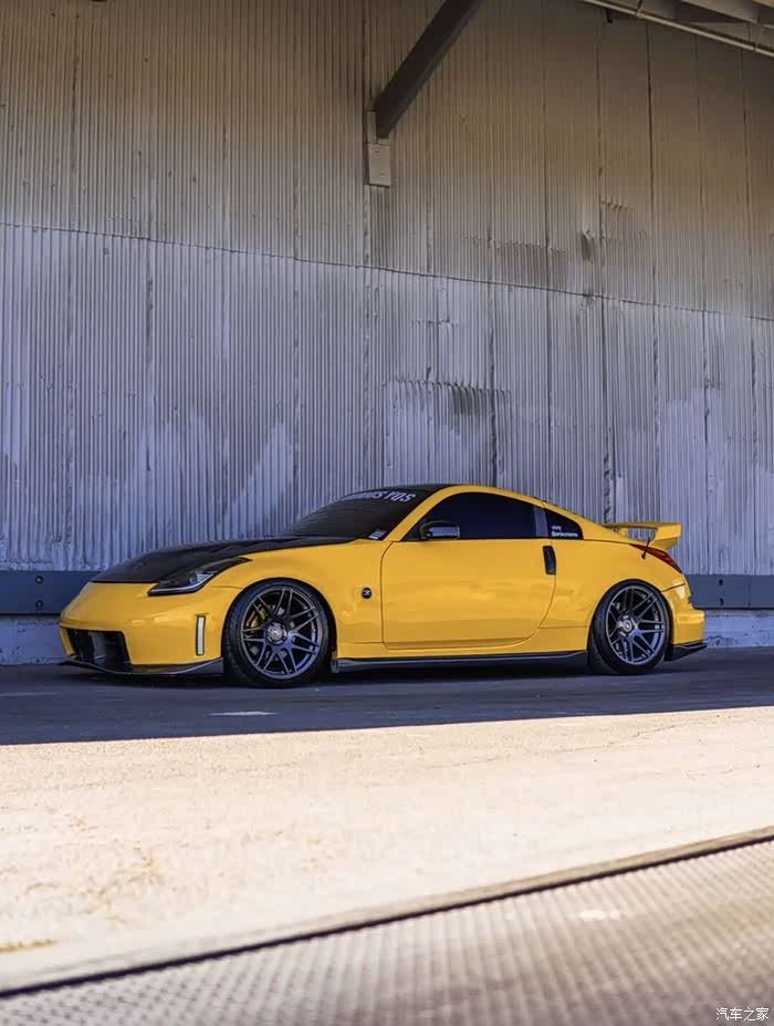 日产350znismo这配色真是好有感觉
