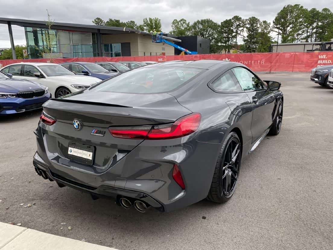 宝马m8 延续了宝马m8双门轿跑的前脸设计