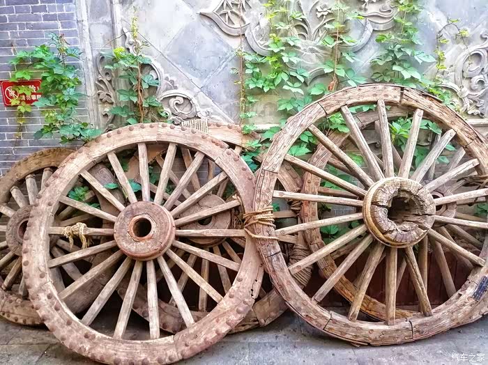 这马车轱辘很大,直径得有2米吧.