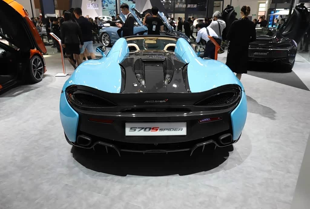 迈凯伦的车尾线条比较复杂