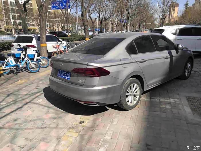 2020新款宝来海贝金后保险杠喷漆作业