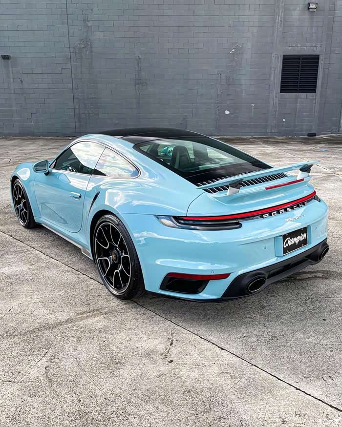 配色完美的保时捷911