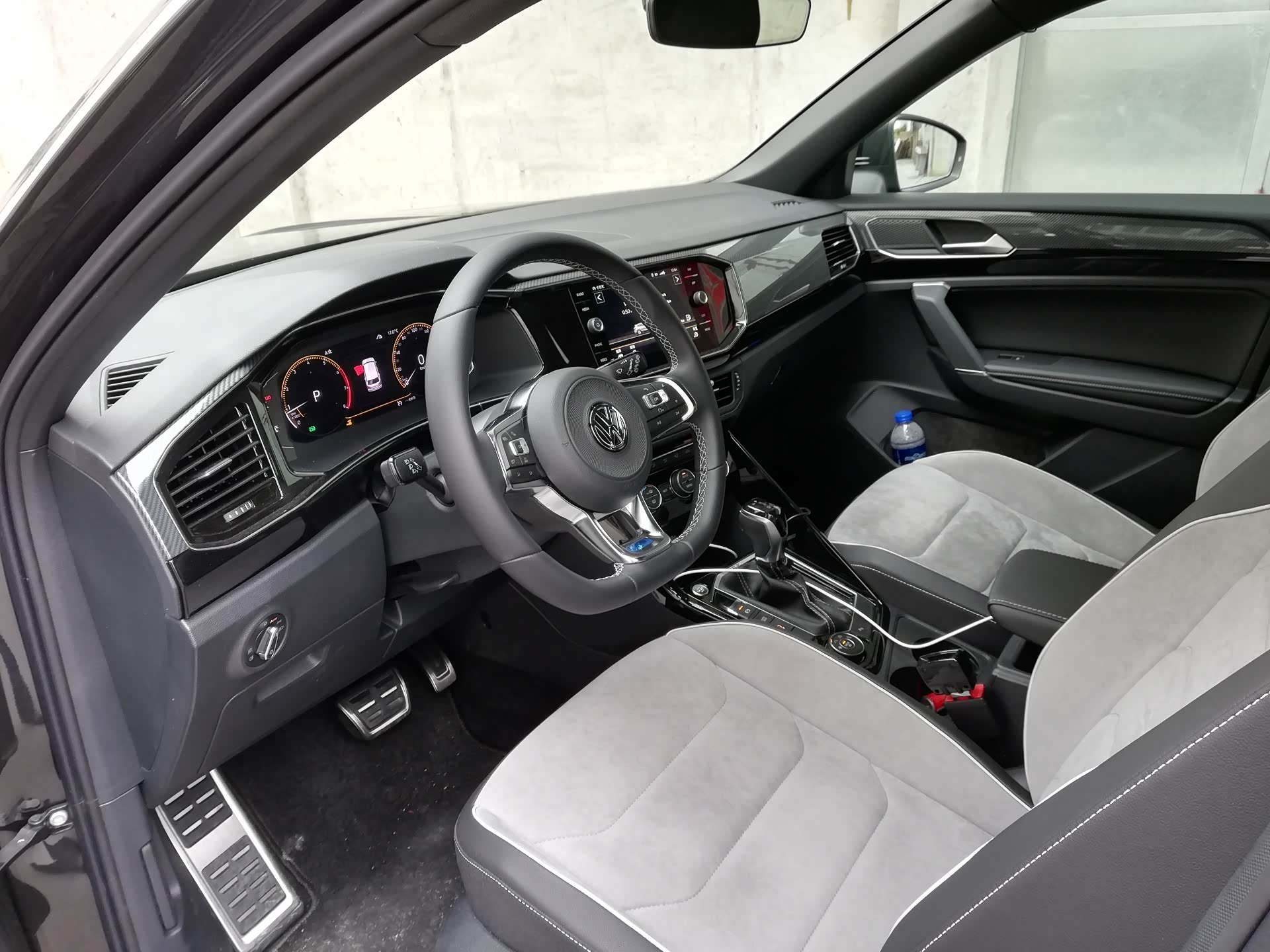 探岳r版4s店说内饰有灰色的真有这回事吗