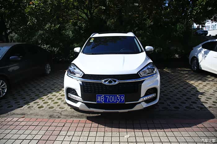 瑞虎8前脸中间的奇瑞车标看上去还是十分醒目的