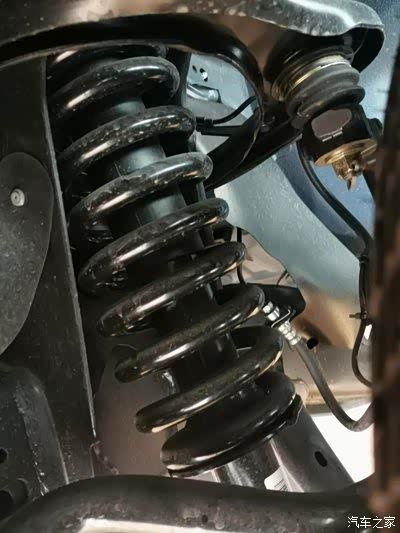这个前悬架牛,9圈螺旋弹簧加不等长双横臂,肉眼都能看出质感.