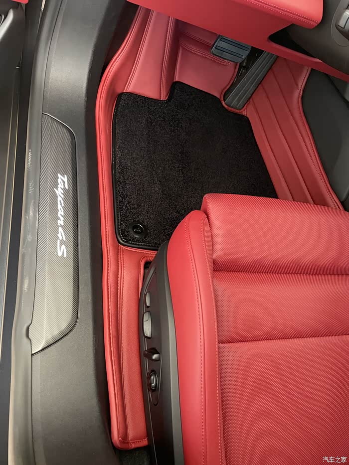 保时捷taycan红内