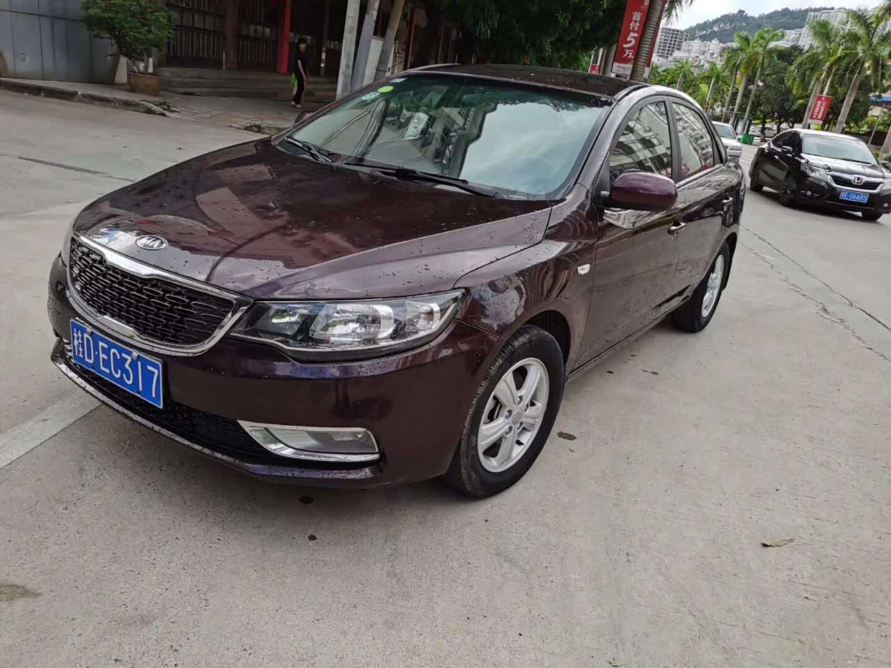 起亚福瑞迪这个车身颜色看着还是非常高端的.