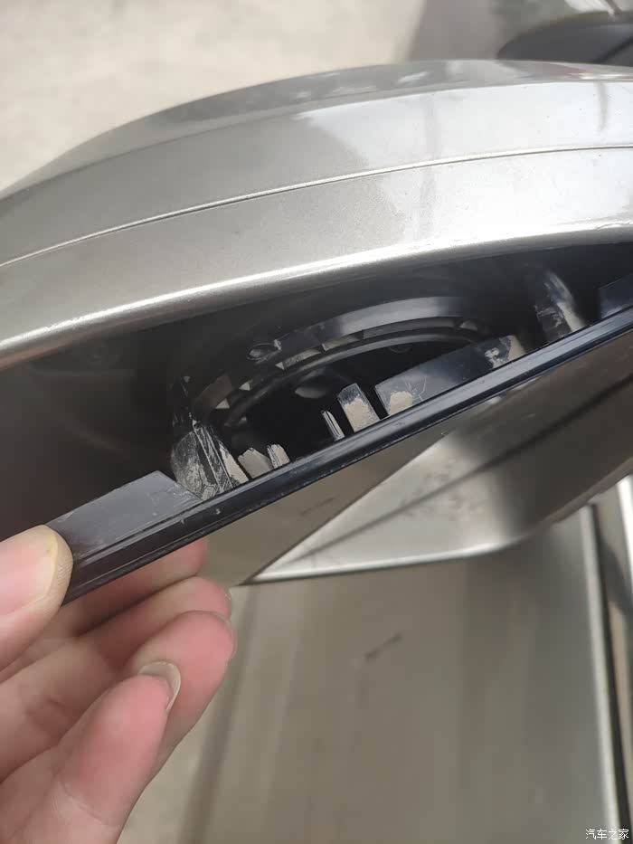 408后视镜镜片拆法