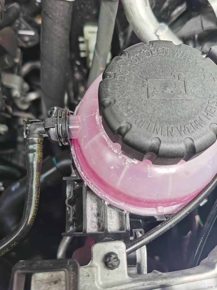 这是冷却液渗漏吗