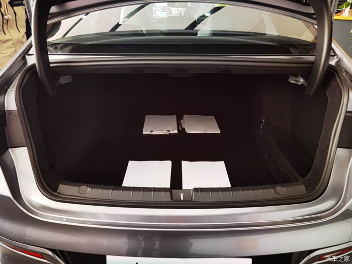 后备箱的空间让人很满意,为了直观展示,我们用了a4纸的页面.
