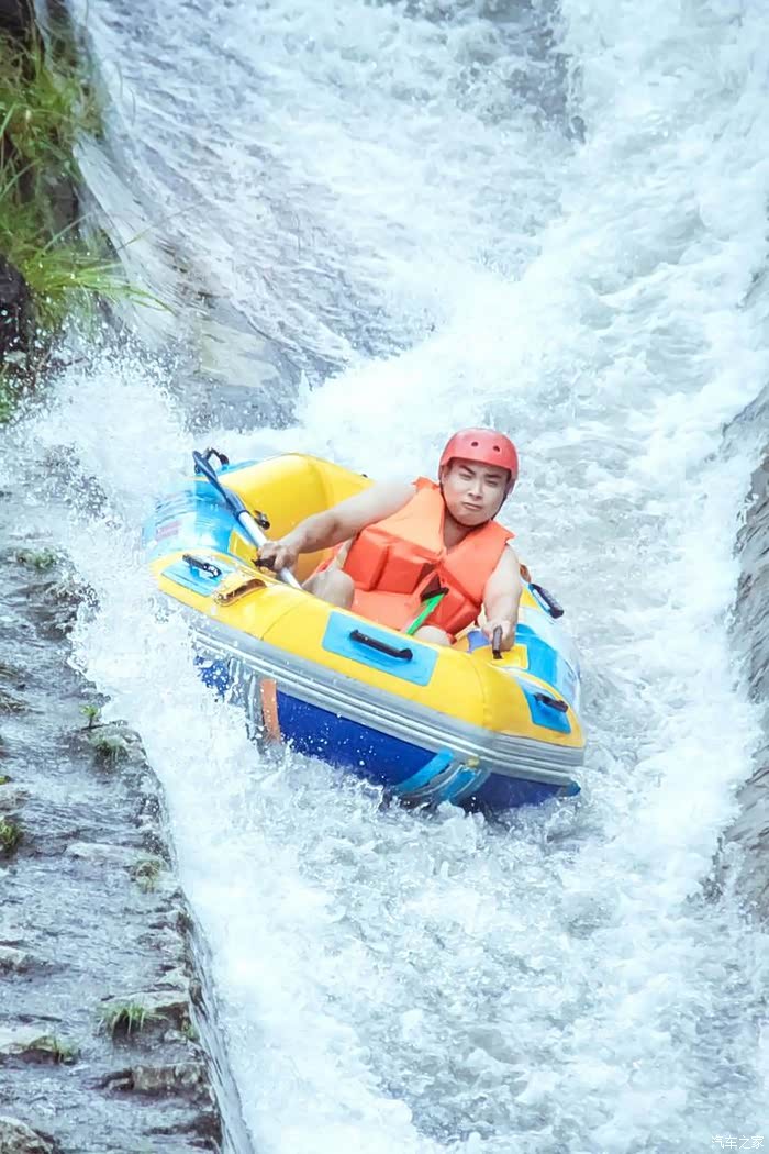 五龙源漂流落差近三百米的超长峡谷漂流