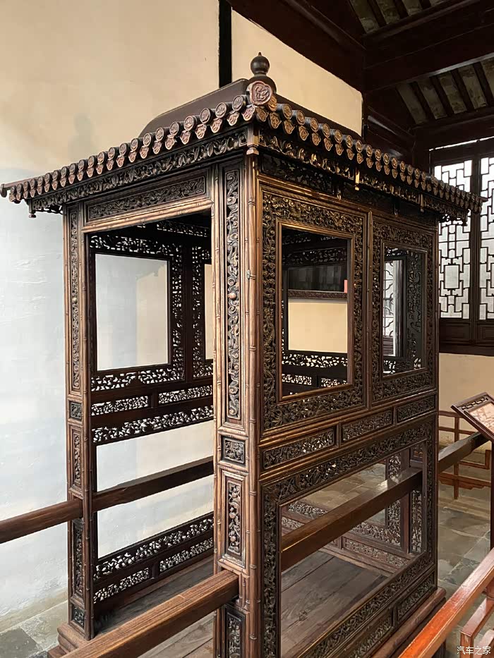 苏州网师园里的清代轿子,为盔顶红木仿竹节纹古轿,镂空雕刻精细