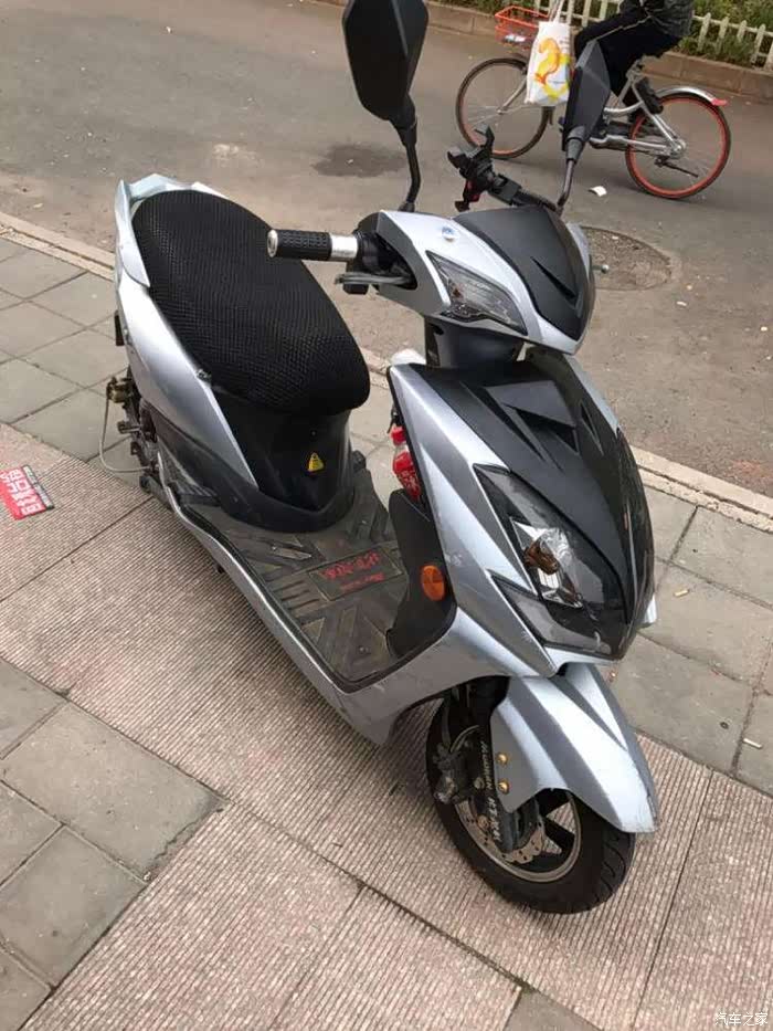 "骑上我心爱的小摩托,他永远不会堵车~"