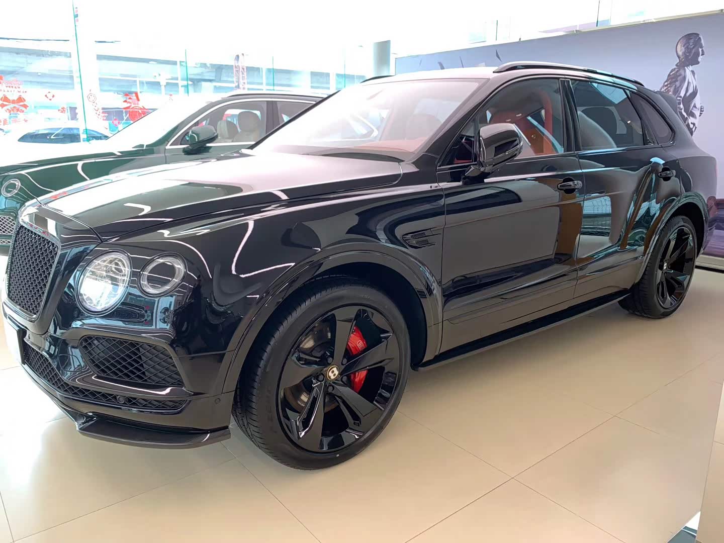 宾利添越黑武士,黑与红的完美搭配