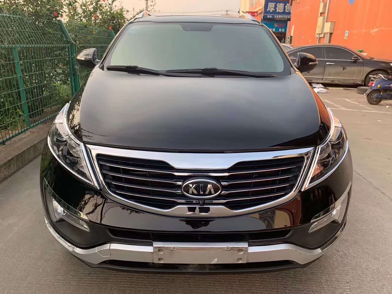 旧款的起亚智跑真的很霸气,肌肉感满满.