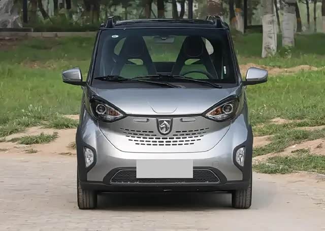 e100电动车成为代步神器,两个大灯看起来炯炯有神,非常可爱