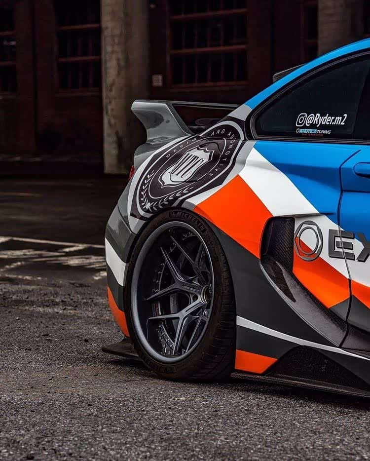 彩绘涂装bmwm2竞技范儿的精神小伙