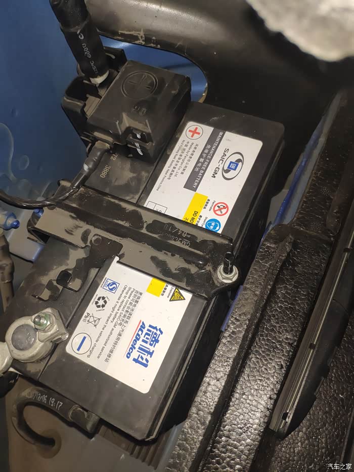 微蓝6纯电小电瓶亏电搭电更换小电瓶