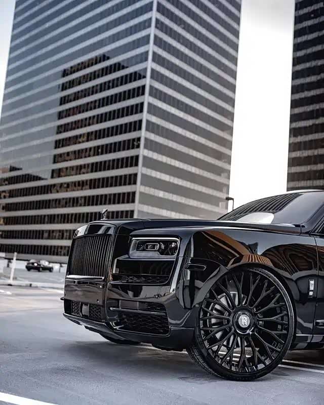 劳斯莱斯库里南黑武士涂装,一副生人勿进的气势.