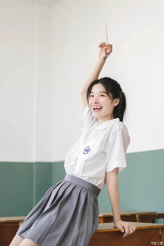 8个适合女生拍照姿势,简单自然,不做作,拍照很好看