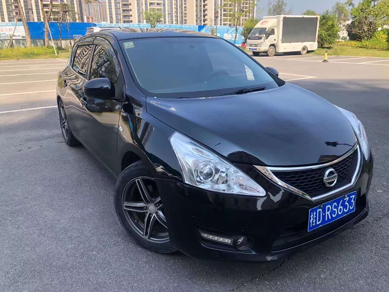 黑色的日产骐达油亮油亮的很帅气