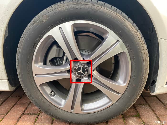 奔驰c260l轮毂上的车标松了