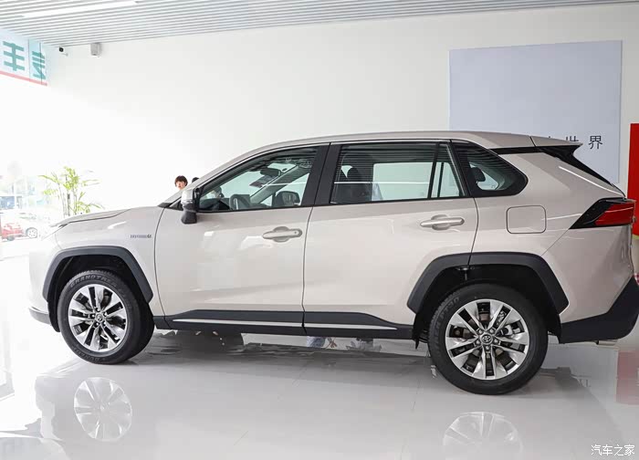 在爸妈的帮助下喜提新车,欧泊银2.0尊贵版威兰达上路啦