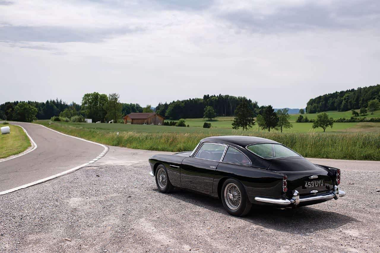 阿斯顿马丁db4经典英伦古董跑车这红色大沙发感觉真奢适