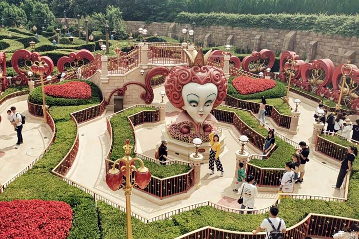 出了城堡就能看到硕大的红皇后爱心头   绝对不会错过