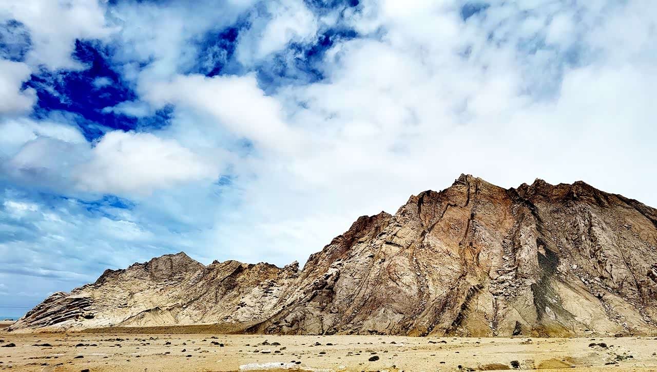 新疆阿尔金山国家级自然保护区有一片古老的岩溶地貌