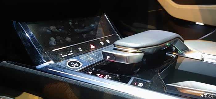 游艇的档把让人使用非常霸气,宽大的手托设计非常到位,人性化好评