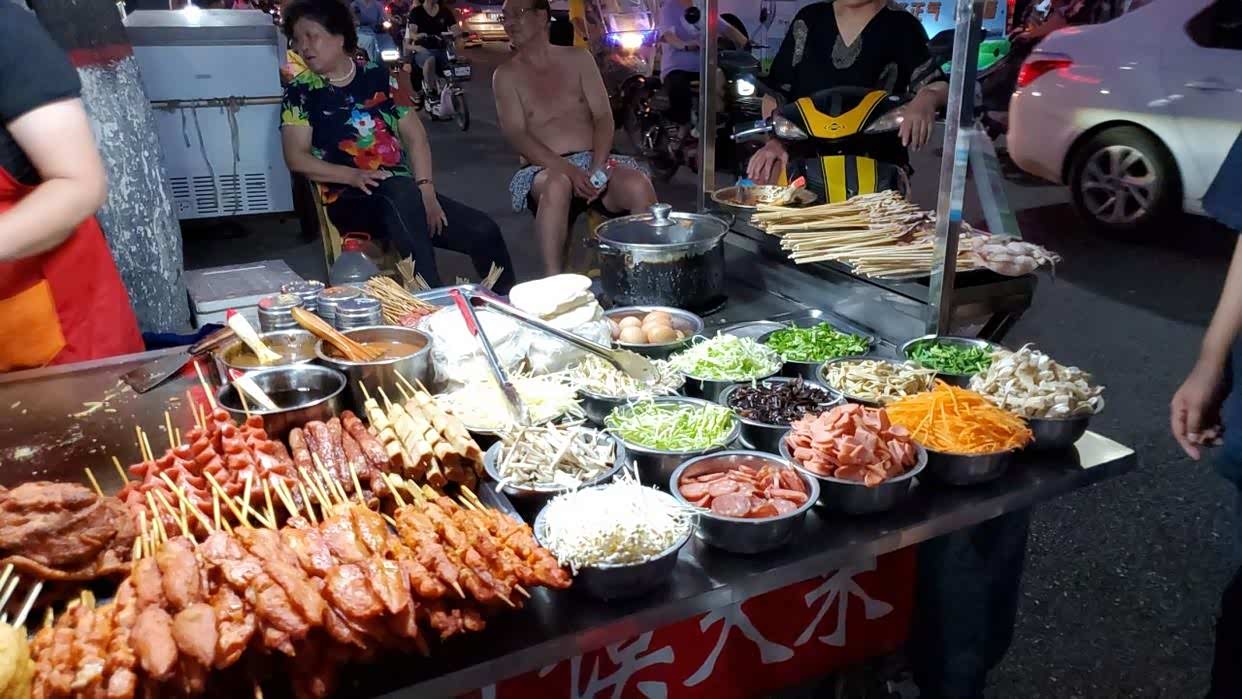 山西运城市中心的夜市地处凤凰街每天晚上都很热闹很接地气