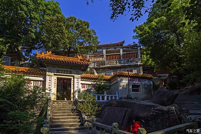 万石莲寺位于福建省厦门市东郊狮山半腰中.晨雾茫茫,景色迷人