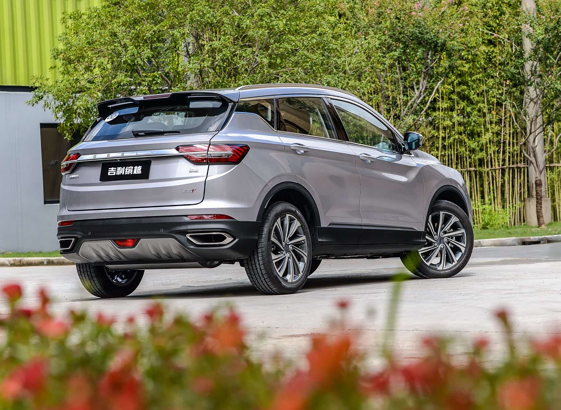 老款的吉利也挺好看的,但我还是跟喜欢新款的.