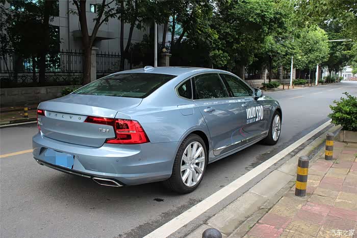 准确的说是不太喜欢这个颜色,还是上次店里看到的那个松林灰的颜值高