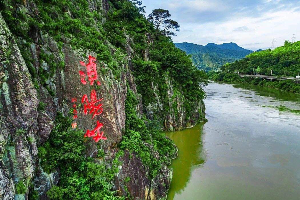 清远浈阳峡风景区坐落在北江上游段,风景优美,空气清新