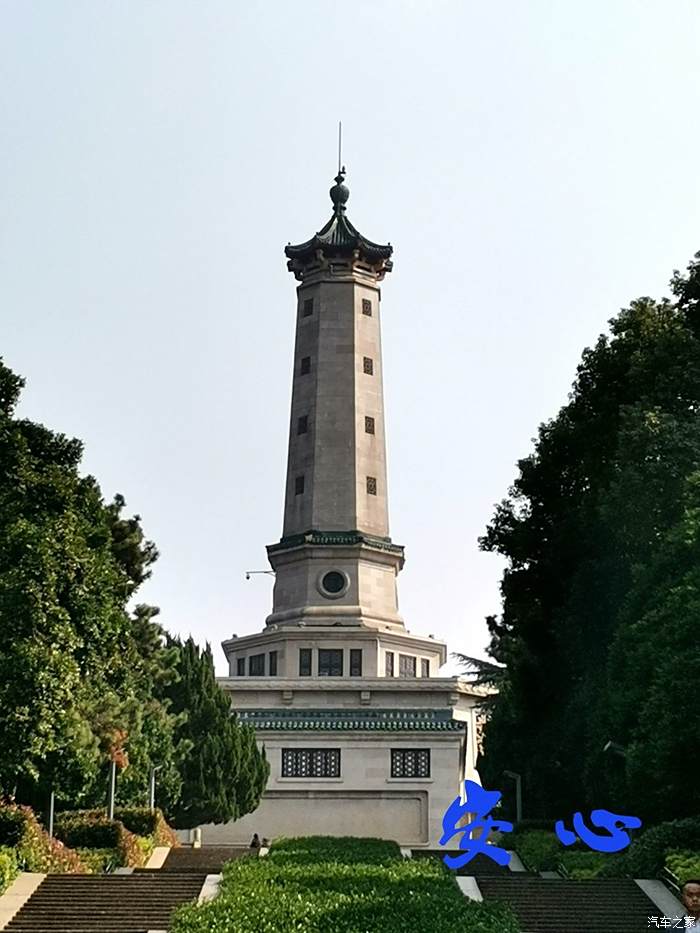 除了博物館左拐就是烈士公園,這裡有一座烈士紀念碑,碑前有個紀念廣場