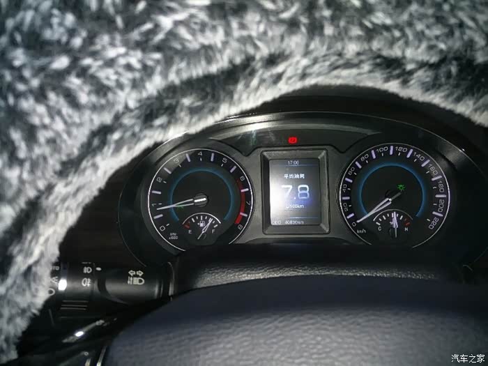 仪表盘显示的百公里平均油耗7.