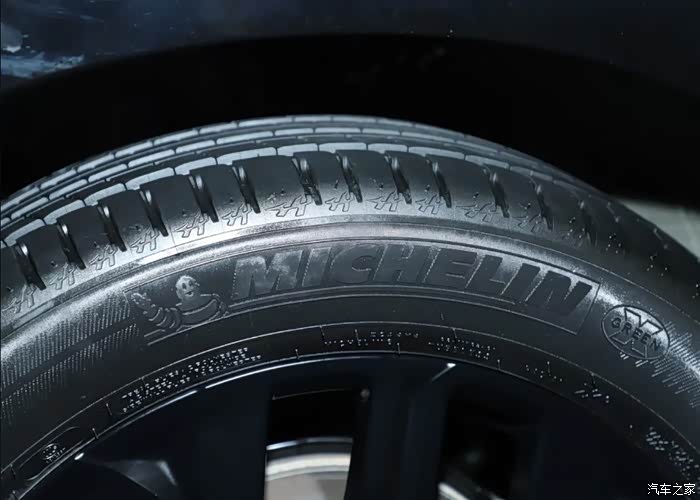 看细节照片这台车采用的是235/55 r19的米其林latitude sport 3轮胎