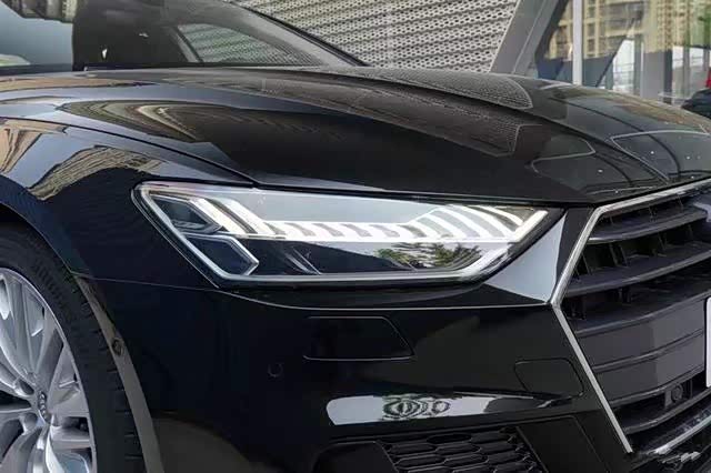 全新的奥迪a7采用了非常时尚的六边形进气格栅设计