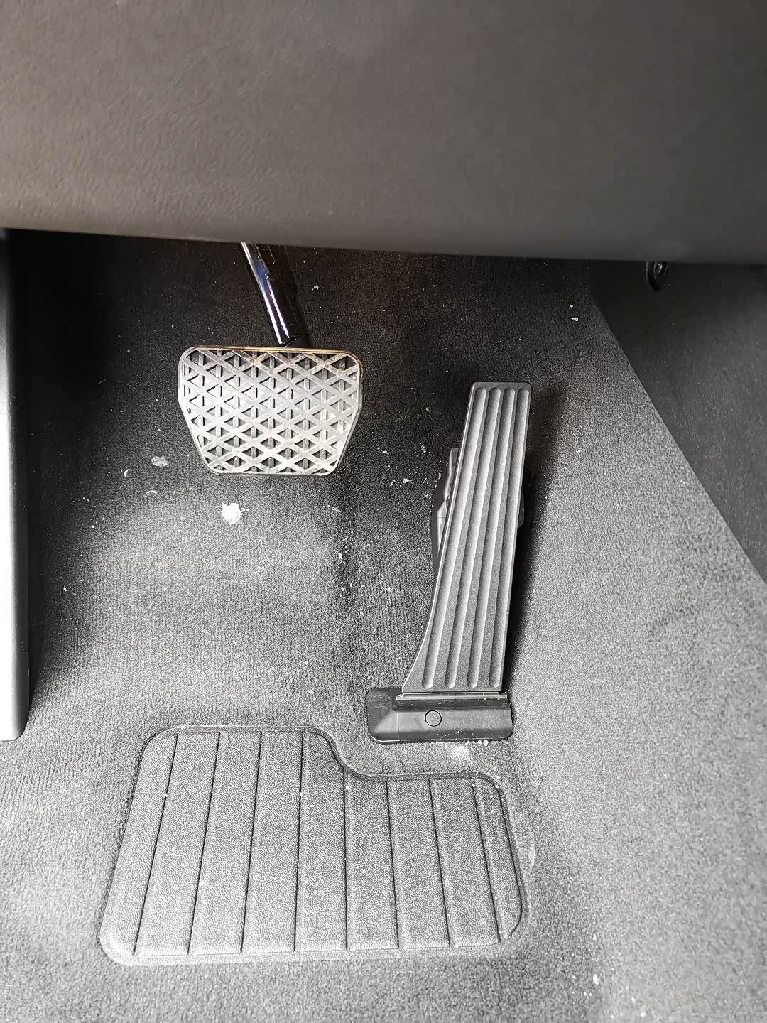 x3的地板式油门怎么踩刹车和油门距离过远是不是设计缺陷