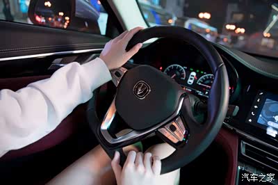 d型方向盘 大小适中,电子助力.方向轻盈.指向精准.