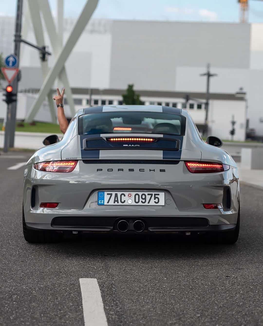 保时捷911r,车身颜色为 skoda steel