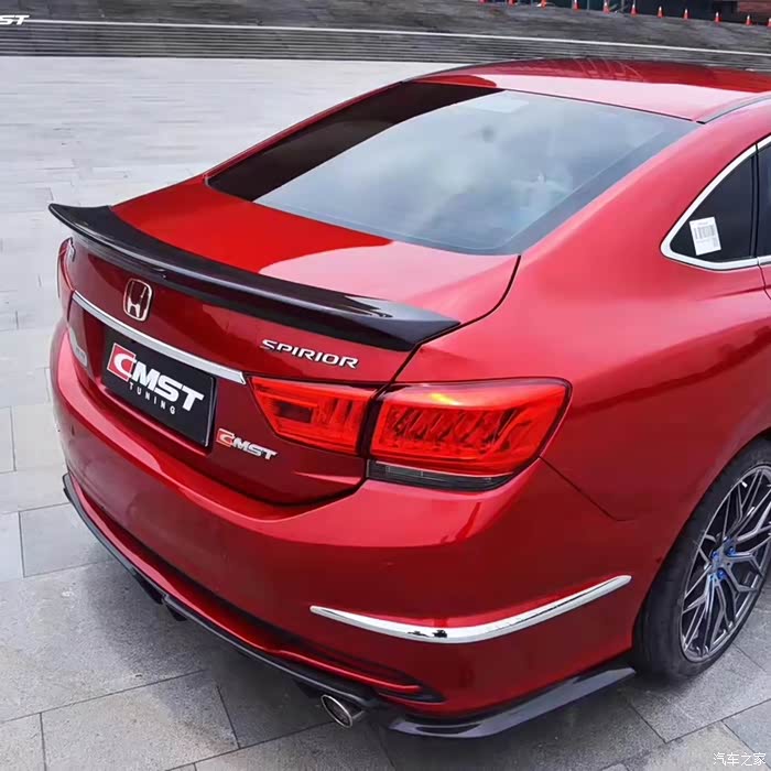 思铂睿这两款大尾翼哪款好看些