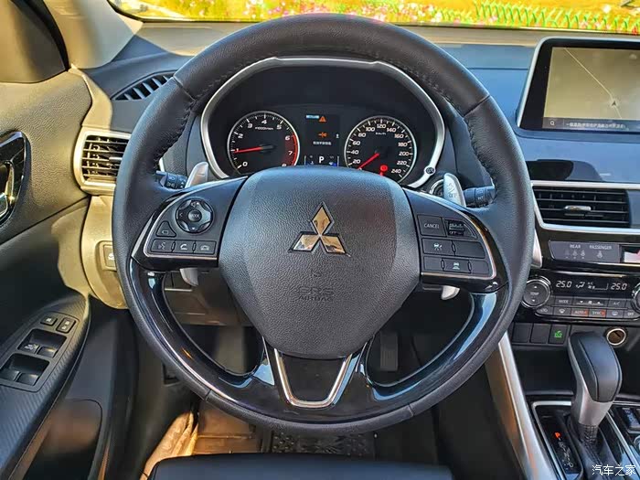 仪表盘由物理指针 彩色行车电脑显示屏构成,可显示驾驶模式,四驱状态