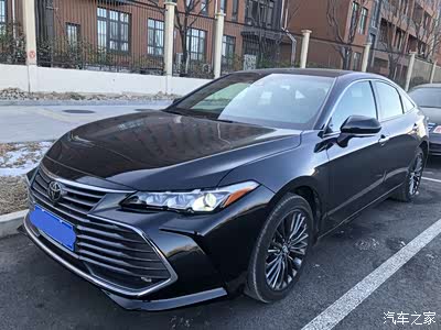 三眼大灯搭配墨渊黑色的车漆显得亚洲龙很有精神,炯炯有神的大灯注视