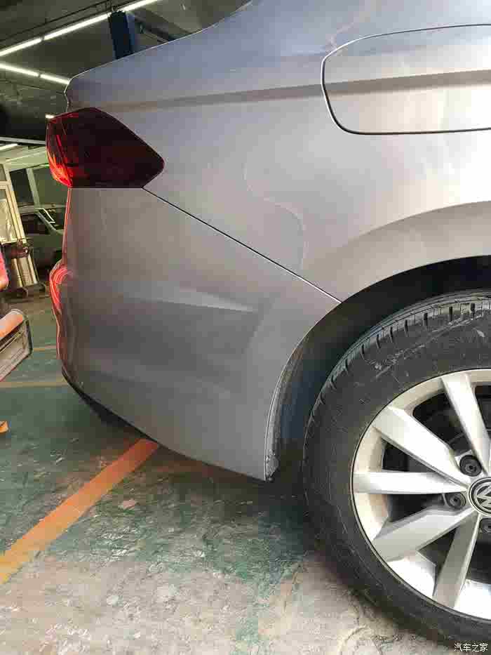 2020新款宝来海贝金后保险杠喷漆作业