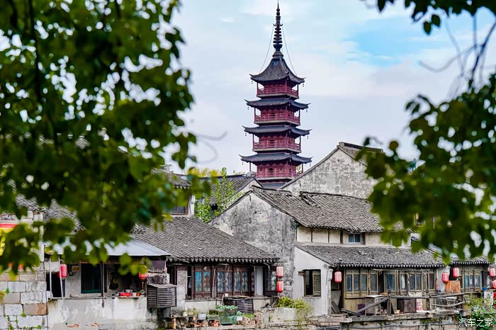 洞庭西山是位于中国江苏省苏州市吴中区的一个著名旅游景点,以其秀丽