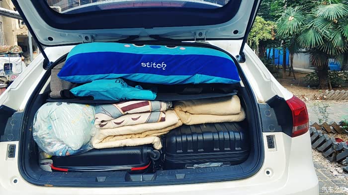 两个电脑包,还有两个褥子,个垫子,个被子,个枕头等,个后备箱就把所有