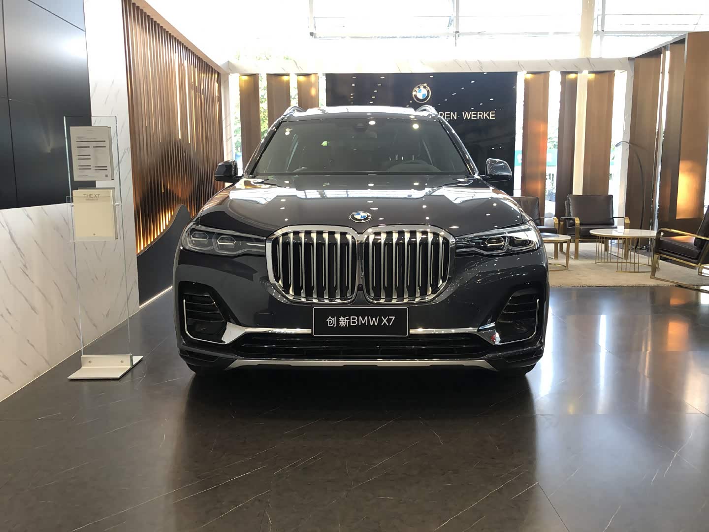 见到的宝马x7大都是深色,白色见过吗?